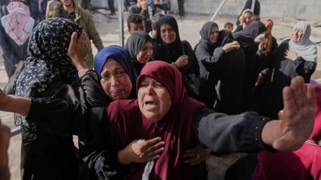 Gaza, raid israeliani nella notte, almeno 45 vittime. Missile dallo Yemen, chiuso l’aeroporto di Tel Aviv