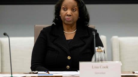 Una jueza federal frena temporalmente el despido de Lisa Cook ordenado por Trump y la mantiene como gobernadora de la Fed