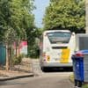 Werknemer autokeuring raakt gekneld tussen lijnbus en muur in Londerzeel: slachtoffer afgevoerd naar ziekenhuis