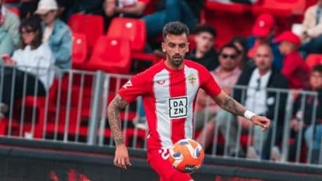 El Almería se aferra al playoff y disipa el ascenso directo del Racing