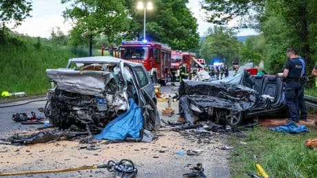 Fünf Schwerverletzte - VW-Fahrer stirbt nach Frontalcrash