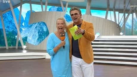 "Für die OP vorbereitet!": Zuschauer lästern über Kiewels "Fernsehgarten"-Outfit