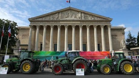 French farmers threaten to block Paris to push for risky pesticide re-introduction