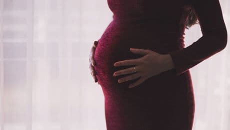 Depresión posparto: qué es, por qué ocurre, cuáles son sus síntomas y cómo se diferencia del 'baby blues'