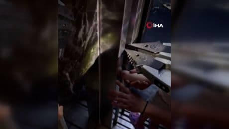 Kolu asansöre sıkışan çocuk kurtarıldı
