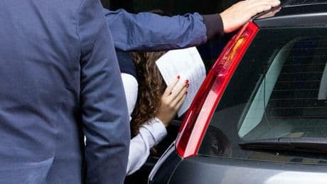 Chiara Petrolini e l'ex fidanzato in aula per il caso dei neonati sepolti. Il giudice: «Lei ha una non comune determinazione criminale»
