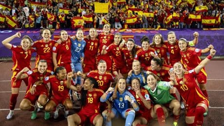 España celebra con el corazón pero gana con la cabeza