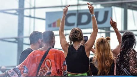 Mitglieder vom CDU-Verband werden beim CSD bespuckt und mit der Faust traktiert