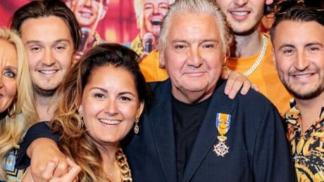 Zanger René Froger krijgt koninklijk lintje bij Toppers-jubileum
