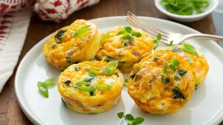 Cazuelita de huevos y espinacas en freidora de aire: barato y repleto de proteínas y antioxidantes