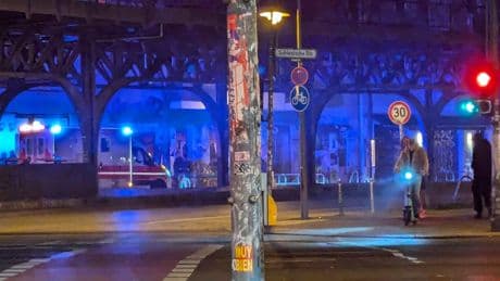 Berlin-Kreuzberg: 20-köpfige Gruppe greift Männer vor Späti bewaffnet an