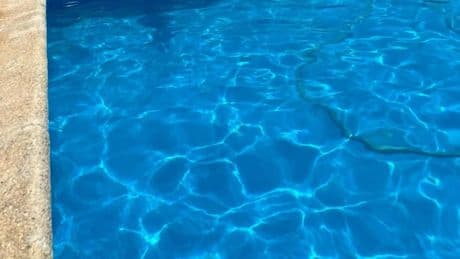 Muere una niña de tres años ahogada en una piscina en Málaga
