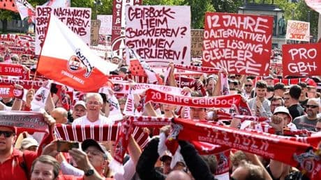 Köln: Tausende FC-Fans demonstrieren für Ausbau des Geißbockheims