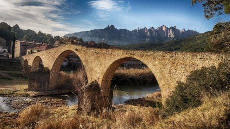 La ruta más divertida de Cataluña: parte de un puente medieval, recorre cascadas y lleva a un precioso mirador