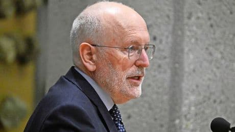 Timmermans strijkt PvdA/GL'ers tegen de haren in: ’Offers voor Oekraïne brengen’