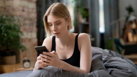 Puberté 2.0: quand les réseaux sociaux façonnent le corps et l'estime des jeunes filles