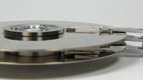 El disco duro magnético no ha muerto: así ha pasado de los armarios de una tonelada a superar los 30 terabytes