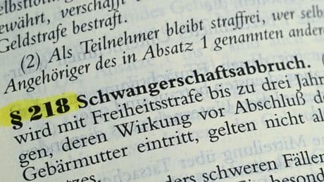 Streit um Abtreibungen: Paragraph 218 passt laut Unions-Gutachten zum Koalitionsvertrag