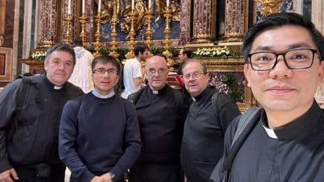 Cinco sacerdotes de Vitoria en Roma: «Estamos viviendo un momento histórico sin buscarlo. Ha sido providencial»