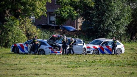 Man aangehouden nadat hij inreed op agenten, schoten gelost