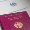 Illegale Einbürgerung wegen Liebesbeziehung?: Berliner Amtsmitarbeiter soll Unterschriften gefälscht und Akten gelöscht haben