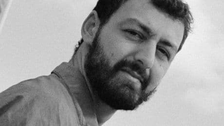 Roman Frayssinet, humoriste : « C’est un objet trop mystique, une blague. C’est bizarre, c’est une suite de mots dans un timing, un ordre précis qui déclenche un réflexe très positif »
