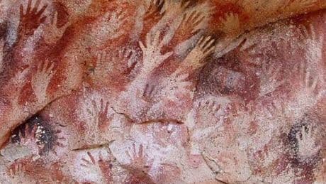 El origen insospechado del protector solar: un estudio apunta a los rituales prehistóricos
