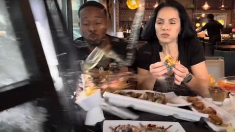 Un coche se estrella contra el cristal de un restaurante y hiere a dos 'youtubers' que grababan una reseña
