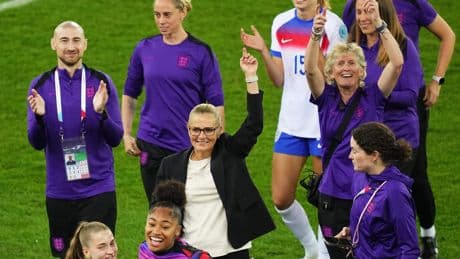 Engelse media verbijsterd na houdini-act Engeland en ’meesterzet’ Sarina Wiegman: ’Je kan op een groot toernooi niet tegen haar wedden’
