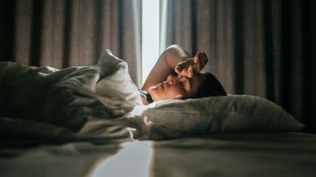 Plötzlich schwitzen beim Schlafen? So entkommen Sie der Hitze-Falle