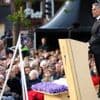 Premier Schoof tijdens  Nationale Herdenking: ‘Moeder leerde ons met mededogen naar de ander te kijken’