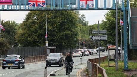Royaume-Uni : les intentions douteuses d’une campagne d’affichage de drapeaux anglais dite « patriotique »