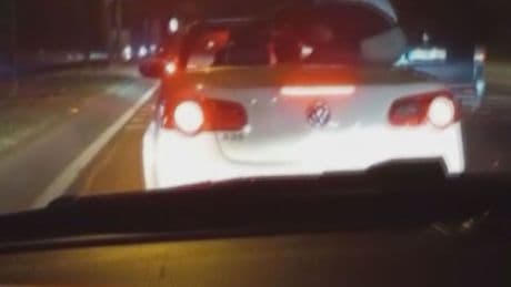 Otomobilin üstünde seyahat ettiler