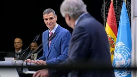 Sánchez se suma a Macron para impulsar una ecotasa a los billetes de avión y gravar los jets privados