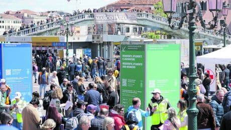 Overtourism a Venezia ma pochi introiti: la proposta choc di una nuova tassa