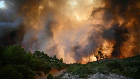 Incendie dans l’Aude : les images terrifiantes du gigantesque feu dans le massif des Corbières