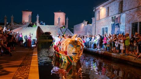 Carnevale estivo sull'acqua di Comacchio: magia notturna nei canali del Delta del Po