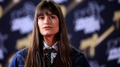 "Un sacrifice" pour les fans: Clara Luciani "préoccupée" par la baisse de pouvoir d'achat face aux prix des festivals