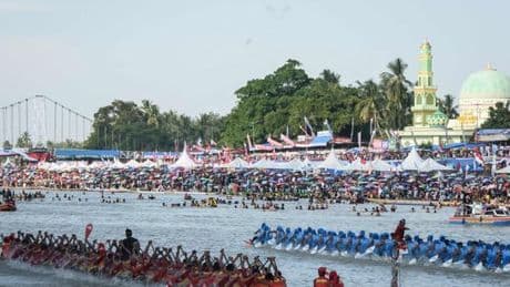 En Indonésie, la « danse du bateau » d’un enfant de 11 ans dope l’affluence de la course traditionnelle de Pacu Jalur