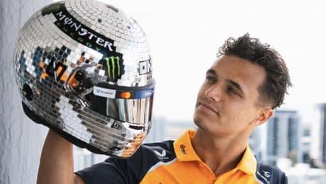 Lando Norris y un casco ilegal que debe replicar con una pegatina para competir