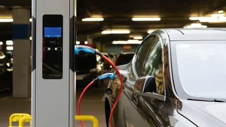 ¿Es legal que tu comunidad de vecinos te prohíba recargar tu coche eléctrico en el garaje?