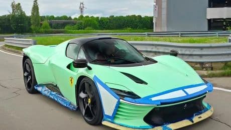 Consegnata l'ultima Ferrari Daytona SP3: ecco di chi è l’hypercar milionaria con un colore speciale