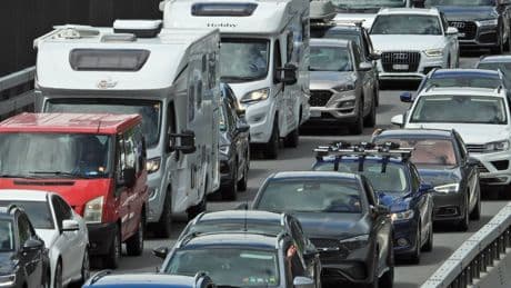 A2 bei Helmstedt: Langer Stau wegen Lkw-Brand – Feuerwehr im Einsatz