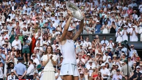 Swiatek wint voor de eerste keer Wimbledon in eenzijdige finale tegen Anisimova