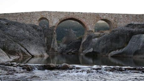 Este pequeño pueblo cuenta con unas impresionantes piscinas naturales bajo un puente medieval