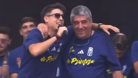 El feo gesto de un futbolista del Real Oviedo con el Mirandés en la fiesta del ascenso: «Que la pongan ahora»