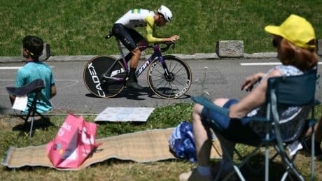 Uniek: Luke Plapp geeft tv-commentaar tijdens Tour-tijdrit waarin hij zelf bovenaan staat