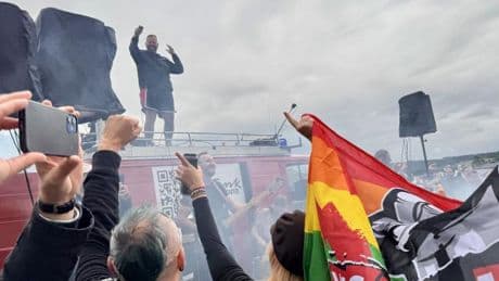 Beim Geheimkonzert macht ein Rock-am-Ring-Fan plötzlich einen Heiratsantrag