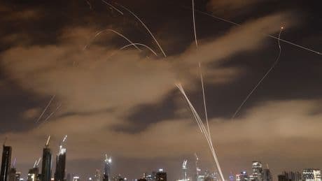 Krieg in Nahost: Israel meldet Raketenbeschuss aus Iran