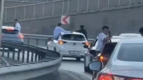 Bayrampaşa'da düğün konvoyunda tehlikeli yolculuk! Kazadan son anda kurtuldular